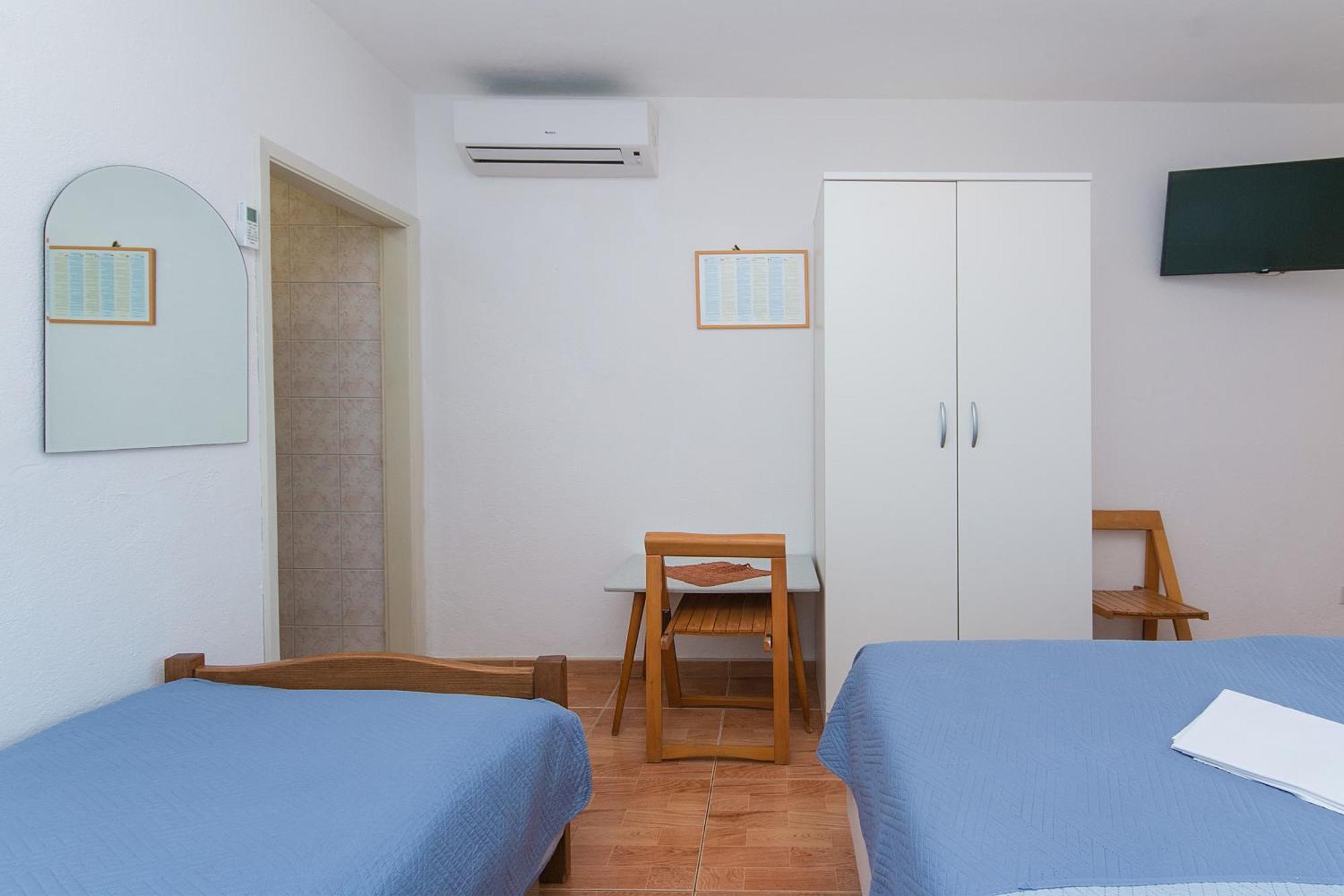 Apartments And Rooms By The Sea Brela, Makarska - 2752 Стая снимка