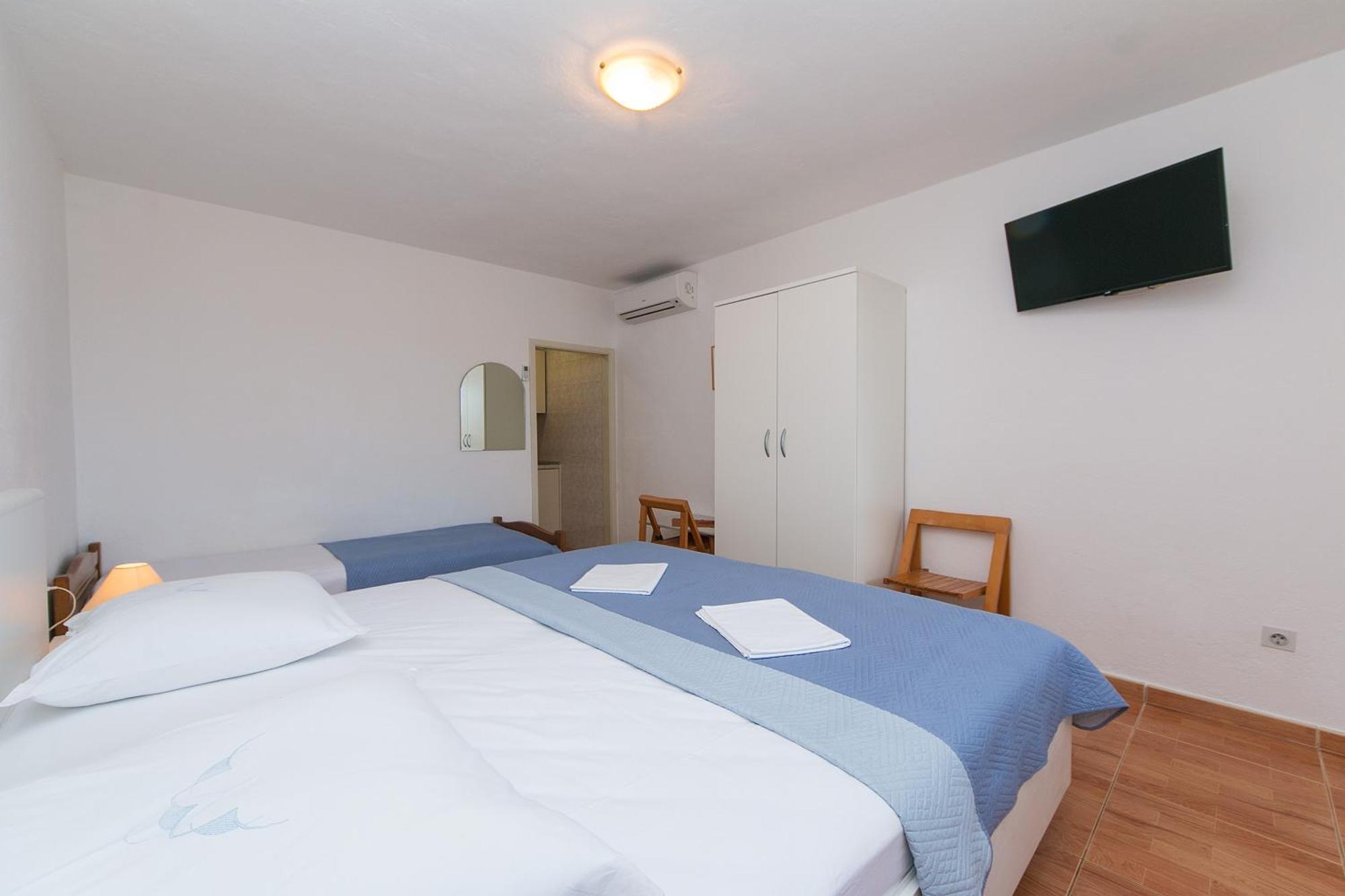 Apartments And Rooms By The Sea Brela, Makarska - 2752 Стая снимка