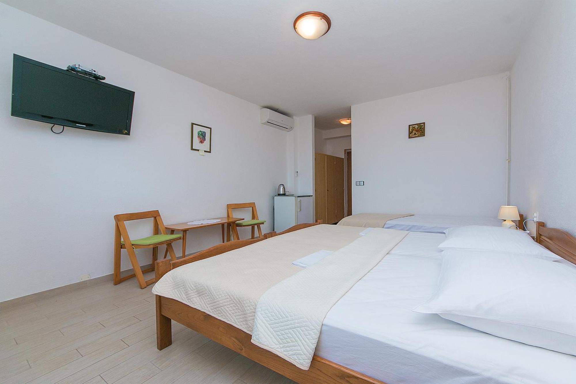 Apartments And Rooms By The Sea Brela, Makarska - 2752 Стая снимка