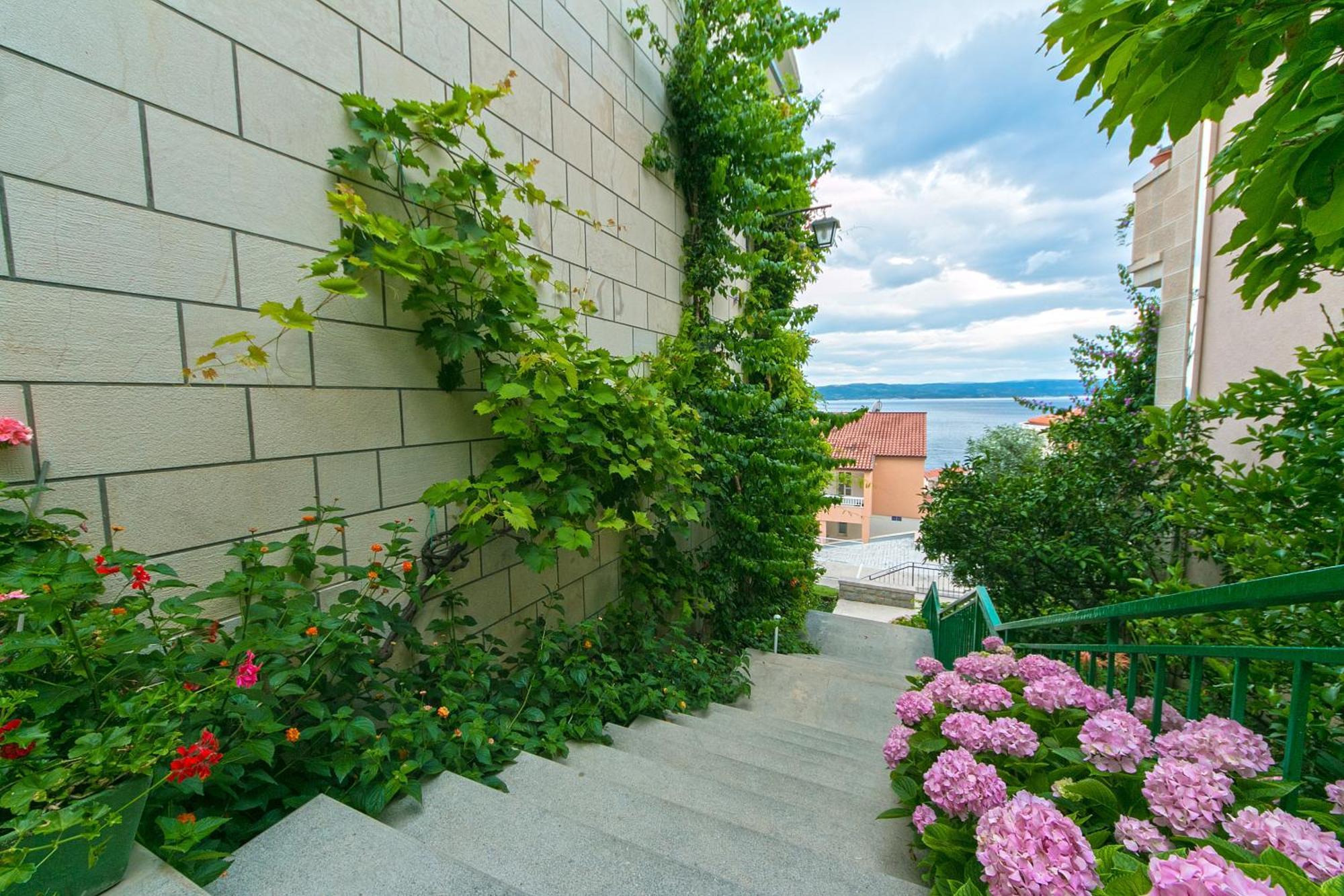 Apartments And Rooms By The Sea Brela, Makarska - 2752 Екстериор снимка