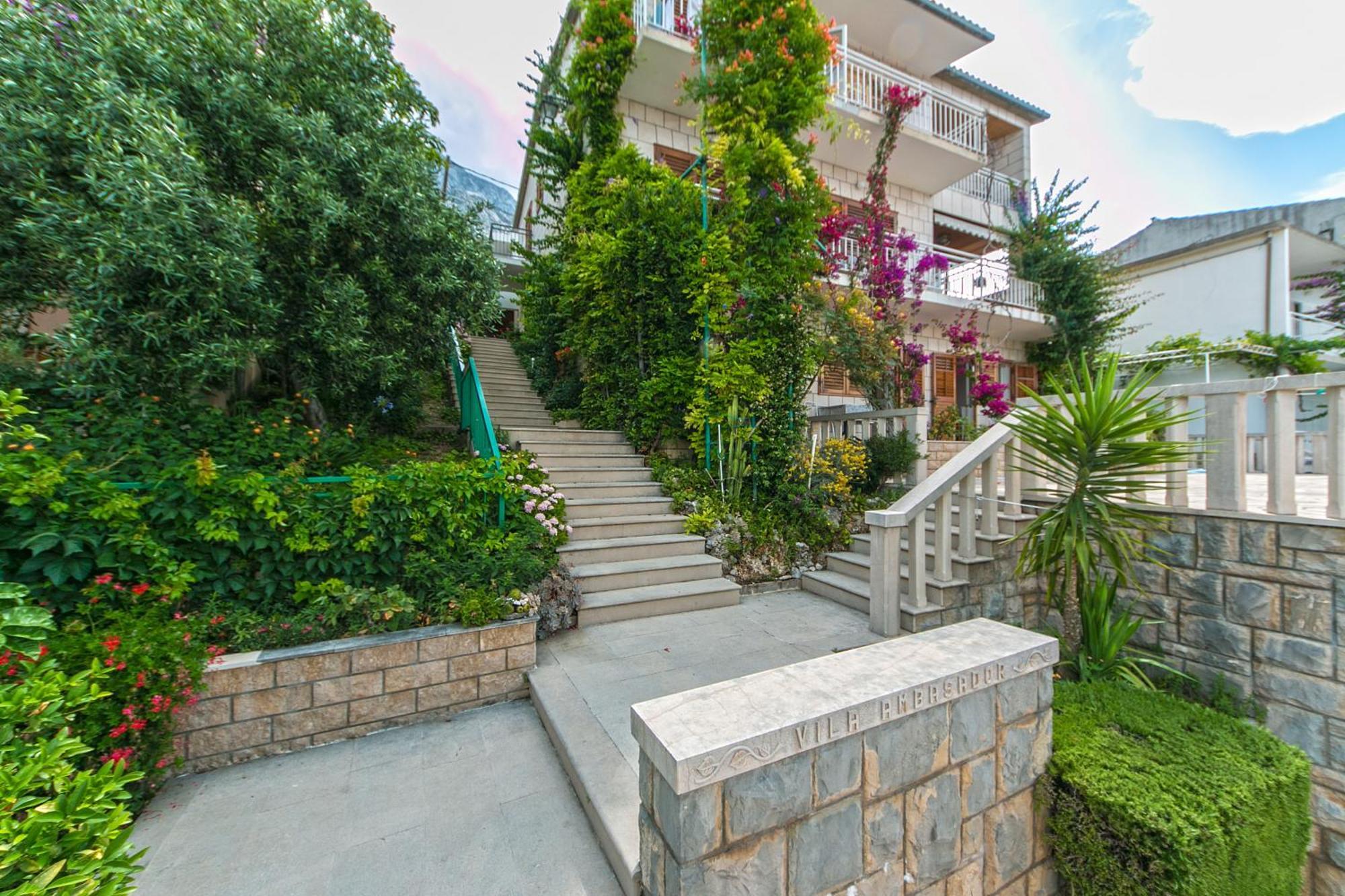 Apartments And Rooms By The Sea Brela, Makarska - 2752 Екстериор снимка